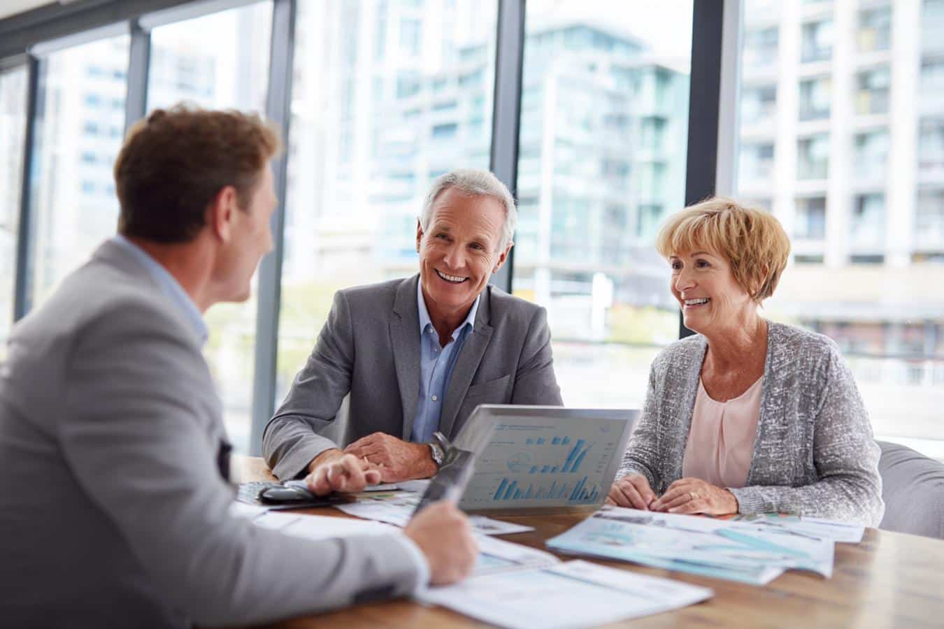 personne etudie documents assurance epargne pension